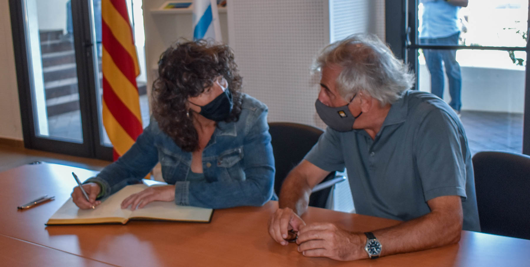 La Consellera Teresa Jordà firma el llibre de visites del Club amb el president Narcís Carreras