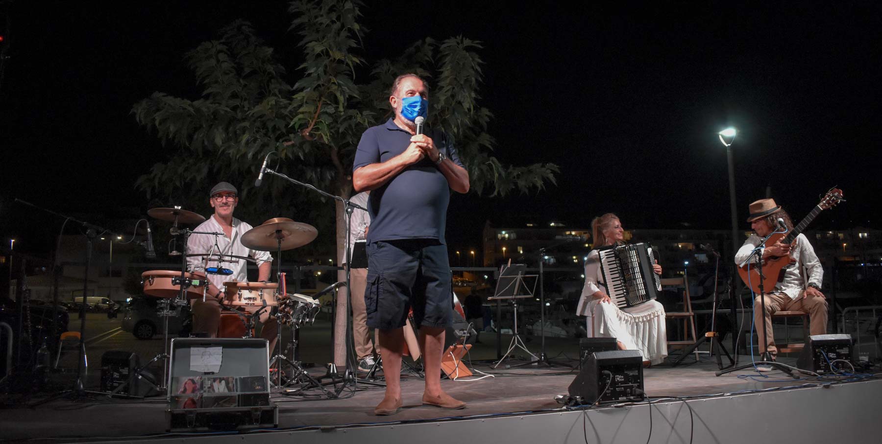 Actuació de la cantant Neus Mar al Concert de Música en Viu de l'Escala