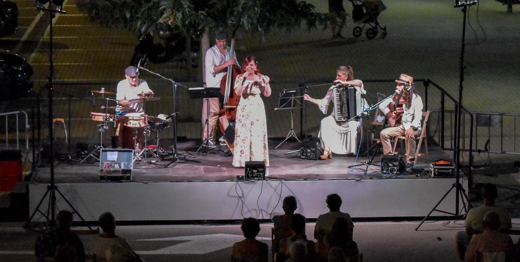 Actuació de la cantant Neus Mar al Concert de Música en Viu de l'Escala