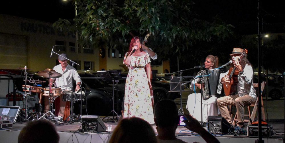 Actuació de la cantant Neus Mar al Concert de Música en Viu de l'Escala