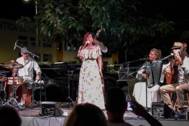 Actuació de la cantant Neus Mar al Concert de Música en Viu de l'Escala